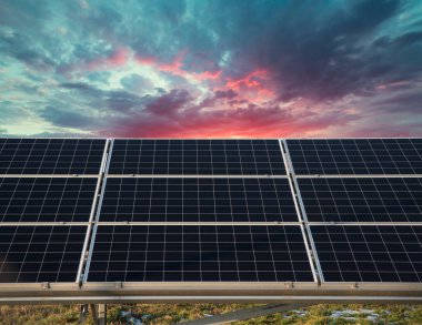 Gökyüzü arka planında fotovoltaik güneş enerjisi paneli, yeşil temiz Alternatif enerji kavramı.
