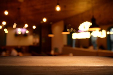 Arka planda duman olan eski ahşap masa..