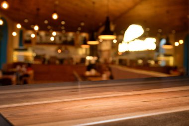 Arka planda duman olan eski ahşap masa..