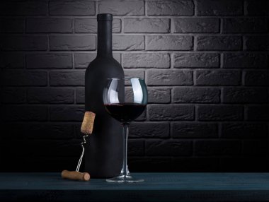 Ahşap zemine kırmızı şarap dökerek.