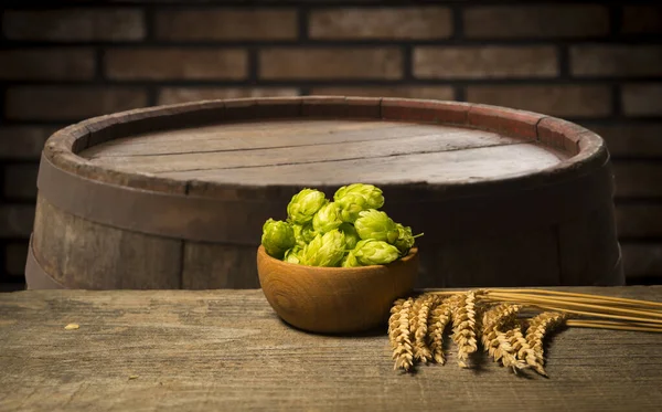 Oktoberfest Barile Birra Bicchieri Birra Con Grano Luppolo Sul Tavolo — Foto Stock