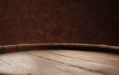 Arka planda duman olan eski ahşap masa..