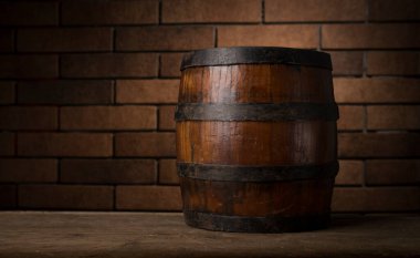 Arka planda duman olan eski ahşap masa..