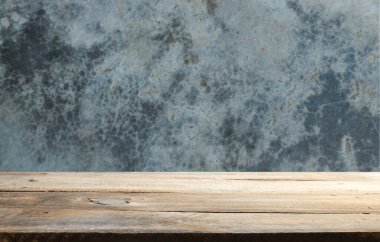 fıçının arka planı ve aşınmış eski ahşap masa