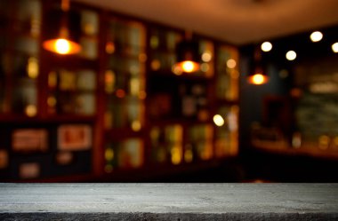 Barın üstü koyu kahverengi ve bardağın için boş alan