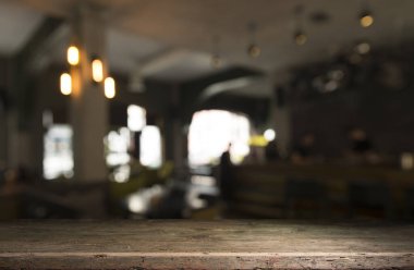 Barın üstü koyu kahverengi ve bardağın için boş alan