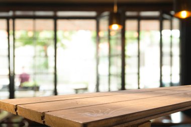 yıpranmış masa üstü ve penceresi gün ışığında