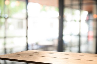 yıpranmış masa üstü ve penceresi gün ışığında