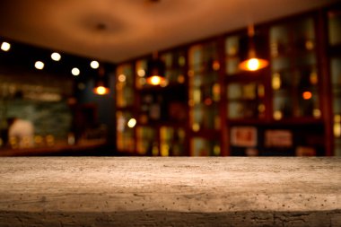 Barın üstü koyu kahverengi ve bardağın için boş alan