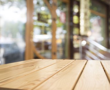 yıpranmış masa üstü ve penceresi gün ışığında