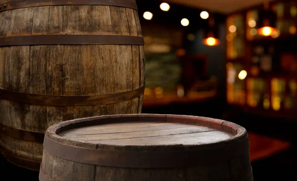 Bierfass Mit Bierglas Auf Tisch Auf Holzgrund — Stockfoto