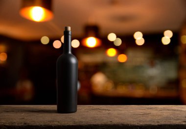 Kırmızı şarap, şişe, bardak ve eski fıçıyla dolu sakin bir hayat.