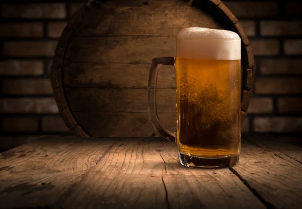 Barril Cerveja Com Copo Cerveja Mesa Fundo Madeira — Fotografia de Stock