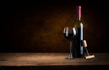 Kırmızı şarap, şişe, bardak ve eski fıçıyla dolu sakin bir hayat.