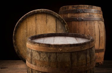 Beyaz arkaplandaki eski varil izo