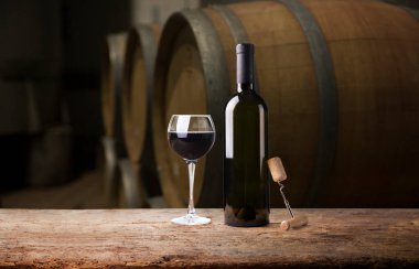 Beyaz arkaplandaki eski varil izo