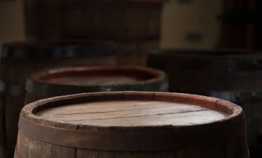 Bira sarmaşığından eski ahşap fıçı viski brendisi veya konyak.