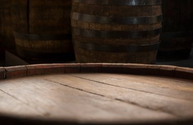 Bira sarmaşığından eski ahşap fıçı viski brendisi veya konyak.