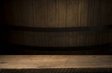 Bira sarmaşığından eski ahşap fıçı viski brendisi veya konyak.