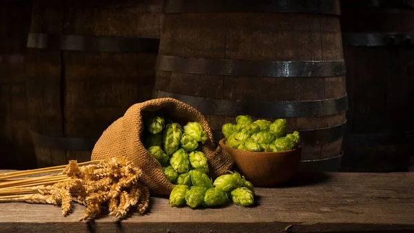 Hop Takje Oude Houten Tafel Achtergrond Vintage Stijl Bier Productie — Stockfoto