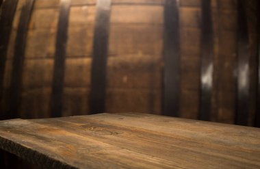 Bira sarmaşığından eski ahşap fıçı viski brendisi veya konyak.