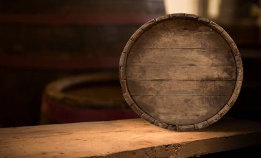 Bira sarmaşığından eski ahşap fıçı viski brendisi veya konyak.
