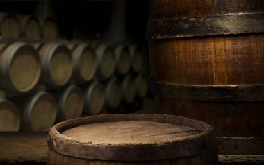 Bira sarmaşığından eski ahşap fıçı viski brendisi veya konyak.