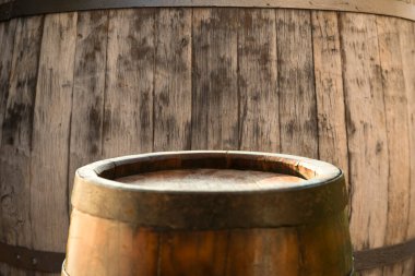 Beyaz arkaplandaki eski varil izo