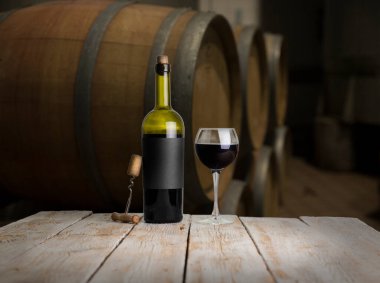 Gün batımında çekilmiş bir üzüm bağının geniş panoramik görüntüsü.