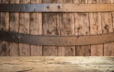 Beyaz arkaplandaki eski varil izo