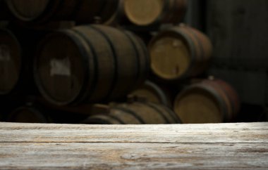 Beyaz arkaplandaki eski varil izo