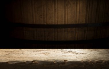 Beyaz arkaplandaki eski varil izo