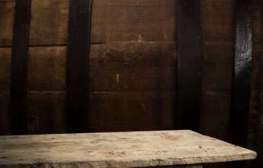 Beyaz arkaplandaki eski varil izo