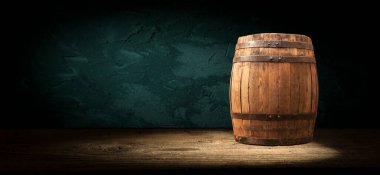 Kahverengi arka planda eski ahşap fıçı