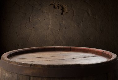 Kahverengi arka planda eski ahşap fıçı