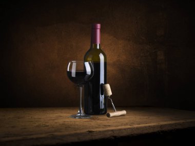 Ahşap zemine kırmızı şarap dökerek