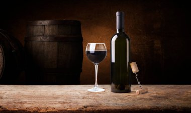 Ahşap zemine kırmızı şarap dökerek