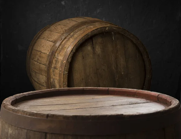 Velho barril de madeira em um fundo marrom — Fotografia de Stock