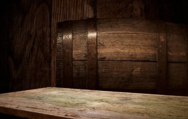 Kahverengi arka planda eski ahşap fıçı