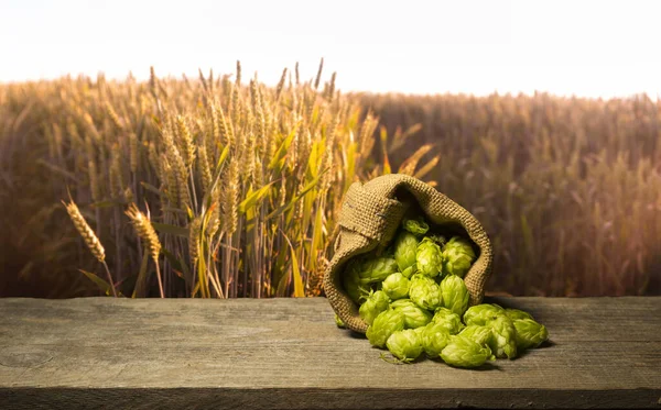 Cerveza Ingredientes Elaboración Hop Bolsa Espigas Trigo Madera Agrietada Mesa —  Fotos de Stock