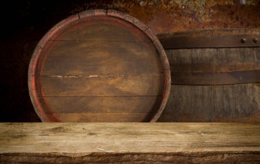 Beyaz arkaplandaki eski varil izo