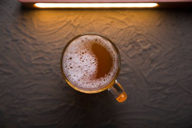 Karanlık bir barda bir bardak light bira..