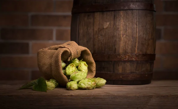 Hoppa Kvist Över Gamla Trä Bord Bakgrund Vintagestil Ingrediens För — Stockfoto