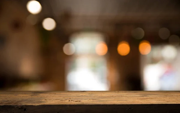 Obrázek Dřevěný Stůl Před Rozostřeného Pozadí Abstraktní Restaurace Světel — Stock fotografie
