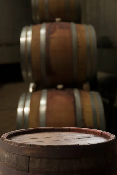 Barris de vinho em uma antiga adega — Fotografia de Stock