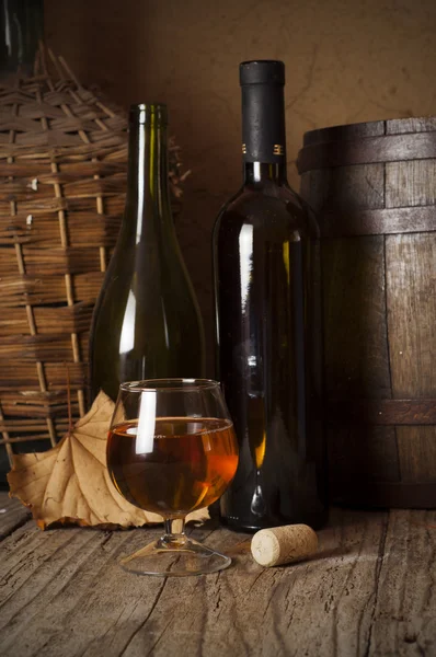 Glas cognac på vintage trä fat — Stockfoto