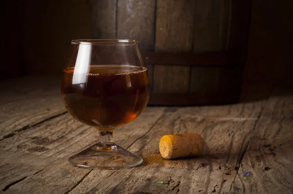 Glas cognac på vintage trä fat — Stockfoto