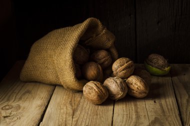 Ceviz çekirdekleri ve eski ahşap masadaki cevizler.