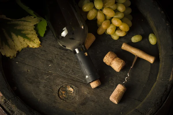 Garrafa de vinho tinto e barril wodden, vinha no fundo — Fotografia de Stock