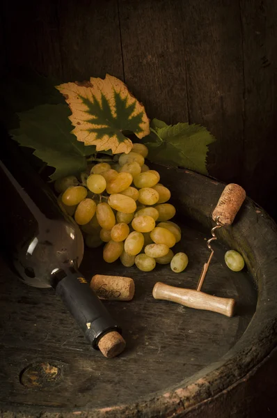 Botella de vino tinto y barril de wodden, viñedo sobre fondo —  Fotos de Stock